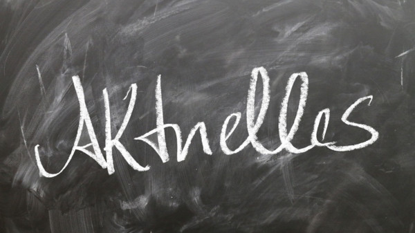 Tafel mit dem Text "Aktuelles"